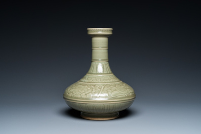 Een Chinese flesvormige celadon vaas met onderglazuur decor, wellicht Qianlong