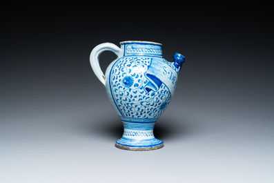 Een blauw-witte Antwerpse majolica siroopkan met decor 'alla porcelana', 2e helft 16e eeuw