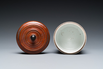 Support de tasse en porcelaine de Chine famille rose &agrave; d&eacute;cor 'Wu Shuang Pu' et un pot cylindrique en bleu et blanc, 19&egrave;me