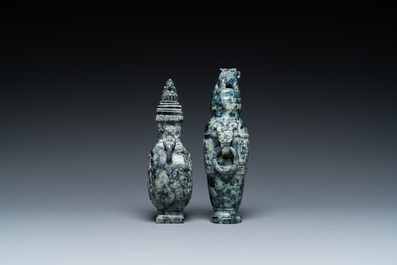 Twee Chinese gesculpteerde marmeren dekselvazen, Qing