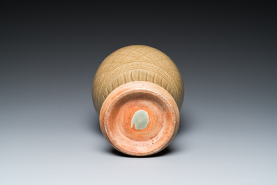 Een Chinese Longquan celadon vaas met onderglazuur decor, Yuan of later