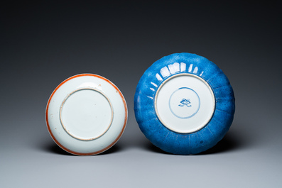 Deux plats en porcelaine de Chine en bleu monochrome &agrave; d&eacute;cor dor&eacute;, Kangxi