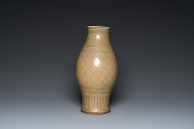 Vase en porcelaine de Chine c&eacute;ladon de Longquan &agrave; d&eacute;cor incis&eacute;, Yuan ou post&eacute;rieur