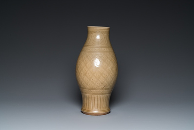 Een Chinese Longquan celadon vaas met onderglazuur decor, Yuan of later