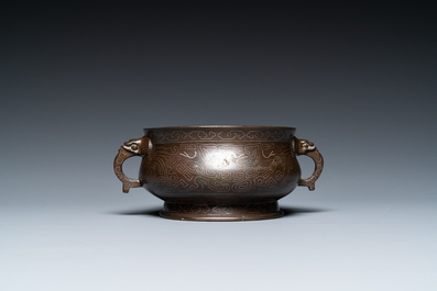 Een Chinese met zilver ingelegde bronzen wierookbrander met houten deksel, Shi Shou 石叟 merk, 19e eeuw