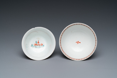 Een Chinees famille rose exportporseleinen bord en twee koppen en schotels, Qianlong