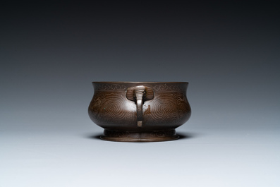 Een Chinese met zilver ingelegde bronzen wierookbrander met houten deksel, Shi Shou 石叟 merk, 19e eeuw