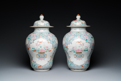 Paire de vases couverts en porcelaine de Chine famille rose, marque de Qianlong, 19&egrave;me
