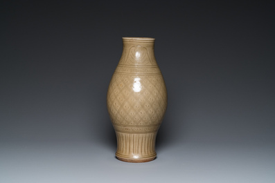 Een Chinese Longquan celadon vaas met onderglazuur decor, Yuan of later