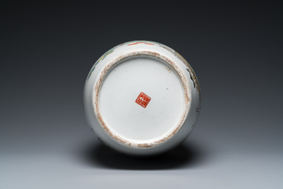 Een Chinese qianjiang cai vaas met antiquiteiten, gesigneerd Fang Jiazhen 方家珍, 19e eeuw