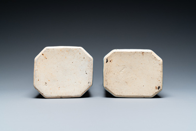 Paire de bouteilles de forme octagonale en porcelaine de Chine de style Imari, Kangxi