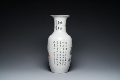 Een Chinese qianjiang cai vaas met antiquiteiten, gesigneerd Fang Jiazhen 方家珍, 19e eeuw