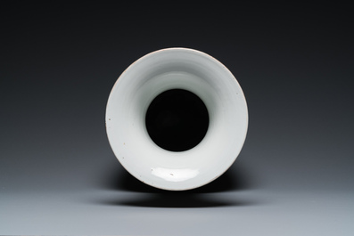 Vase en porcelaine de Chine qianjiang cai &agrave; d&eacute;cor d'antiquit&eacute;s, sign&eacute; Fang Jiazhen 方家珍, 19&egrave;me