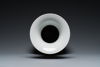 Een Chinese qianjiang cai vaas met antiquiteiten, gesigneerd Fang Jiazhen 方家珍, 19e eeuw