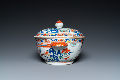 A Chinese rose-verte 'Xi Xiang Ji' tureen and cover on stand, Yongzheng