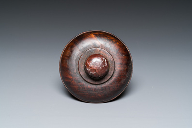 Vase en porcelaine de Chine c&eacute;ladon de Longquan &agrave; d&eacute;cor incis&eacute;, Yuan ou post&eacute;rieur