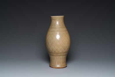 Een Chinese Longquan celadon vaas met onderglazuur decor, Yuan of later