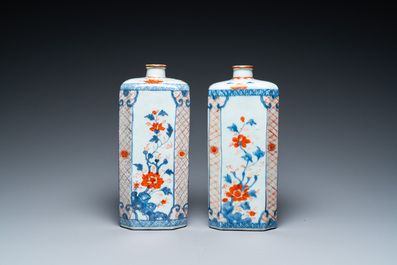Een paar octagonale Chinese Imari-stijl flessen, Kangxi