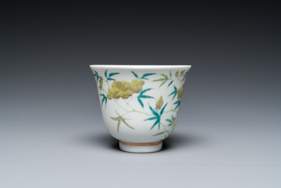 Tasse &agrave; vin en porcelaine de Chine &agrave; d&eacute;cor floral, marque et &eacute;poque de Guangxu