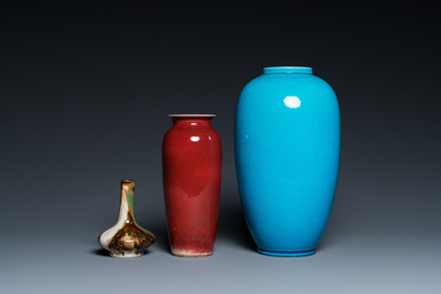 Deux vases en porcelaine de Chine monochrome et un &agrave; &eacute;mail flamb&eacute;, 19/20&egrave;me