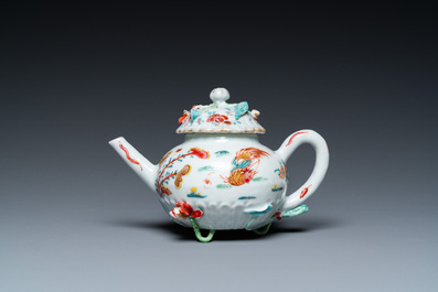 Th&eacute;i&egrave;re couverte en porcelaine de Chine famille rose &agrave; d&eacute;cor de coqs, Yongzheng