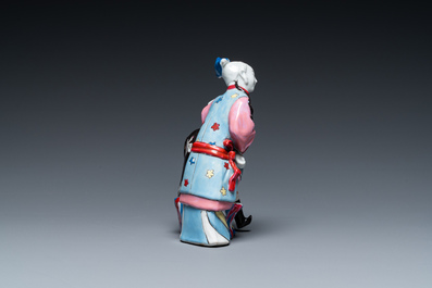 Groupe en porcelaine de Chine famille rose &agrave; d&eacute;cor d'un nettoyage d'oreilles, Qianlong