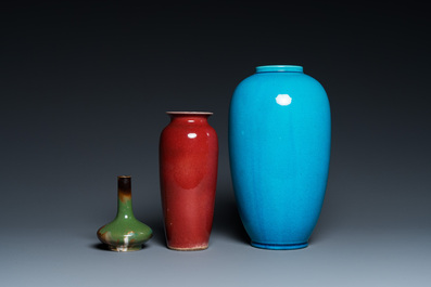 Deux vases en porcelaine de Chine monochrome et un &agrave; &eacute;mail flamb&eacute;, 19/20&egrave;me