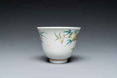 Tasse &agrave; vin en porcelaine de Chine &agrave; d&eacute;cor floral, marque et &eacute;poque de Guangxu