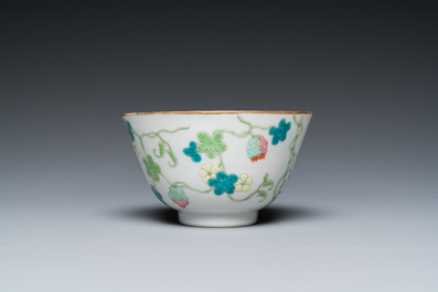 Bol en porcelaine de Chine famille rose &agrave; d&eacute;cor de poires de baumier, marque et &eacute;poque de Guangxu