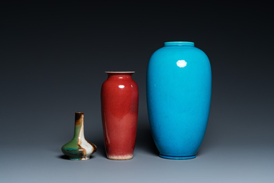 Deux vases en porcelaine de Chine monochrome et un &agrave; &eacute;mail flamb&eacute;, 19/20&egrave;me