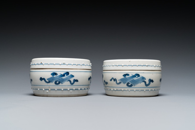 Paire de bo&icirc;tes couvertes en porcelaine de Chine en bleu et blanc &agrave; d&eacute;cor d'antiquit&eacute;s, Kangxi