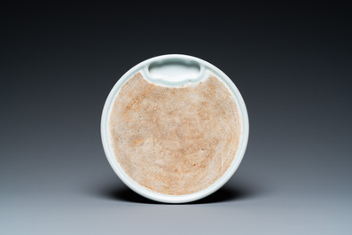 Een Chinese wit-geglazuurde inktsteen met anhua drakendecor, Qing