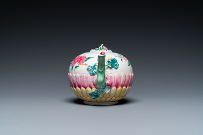 Th&eacute;i&egrave;re couverte en forme de lotus en porcelaine de Chine famille rose, Yongzheng