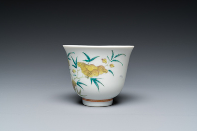 Tasse &agrave; vin en porcelaine de Chine &agrave; d&eacute;cor floral, marque et &eacute;poque de Guangxu