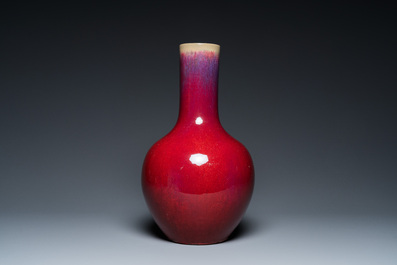 Een Chinese flesvormige vaas met flamb&eacute;-glazuur, 19e eeuw