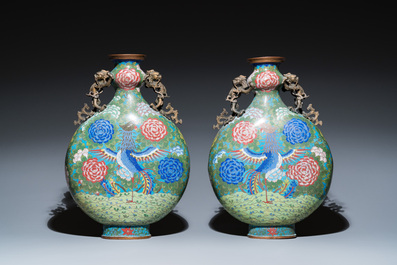 Een paar Chinese cloisonn&eacute; 'bianhu' vazen met feniksen, Jiaqing