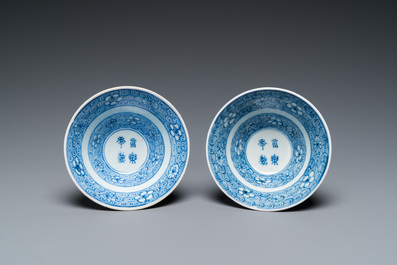 Een paar Chinese blauw-witte kommen, 18/19e eeuw