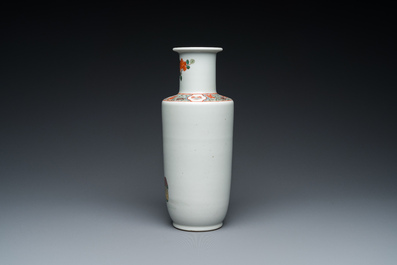 Vase de forme rouleau en porcelaine de Chine famille verte sur socle en bois en forme de lotus, probablement 19&egrave;me