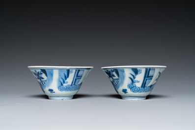 Een paar Chinese blauw-witte kommen, 18/19e eeuw