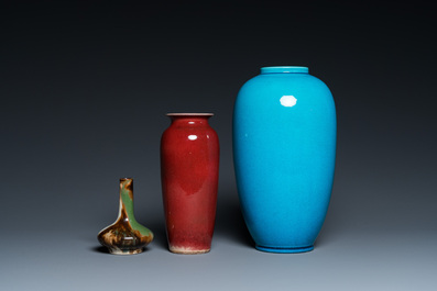 Deux vases en porcelaine de Chine monochrome et un &agrave; &eacute;mail flamb&eacute;, 19/20&egrave;me