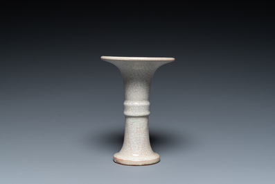 Vase de forme 'gu' archa&iuml;que &agrave; &eacute;mail de type 'ge', Chine, Qing