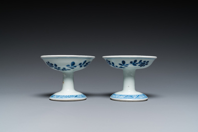 Paire de bols sur piedouches en porcelaine de Chine en bleu et blanc, Kangxi