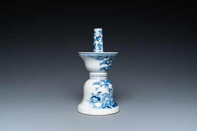 Bougeoir &agrave; inscription en porcelaine de Chine 'Bleu de Hue' pour le Vietnam, 18/19&egrave;me