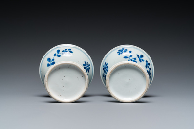 Paire de bols sur piedouches en porcelaine de Chine en bleu et blanc, Kangxi