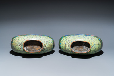 Paire de vases de type 'bianhu' en &eacute;maux cloisonn&eacute;s, Chine, Jiaqing