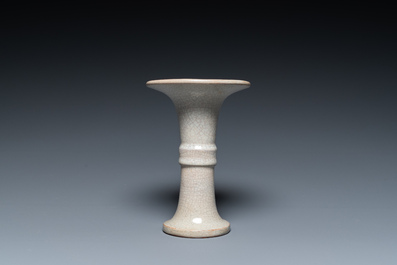 Vase de forme 'gu' archa&iuml;que &agrave; &eacute;mail de type 'ge', Chine, Qing