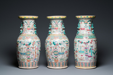 Drie Chinese famille rose vazen met antiquiteiten, 19e eeuw
