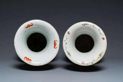 Deux vases en porcelaine de Chine famille rose &agrave; d&eacute;cor d'immortels, 19&egrave;me