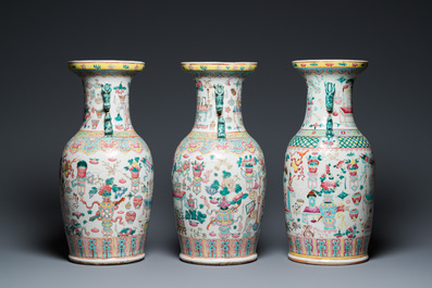 Drie Chinese famille rose vazen met antiquiteiten, 19e eeuw