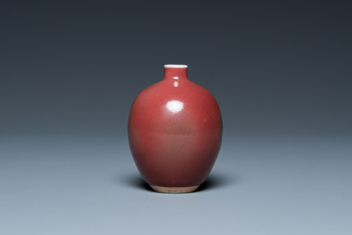 Petit vase en porcelaine de Chine en rouge de cuivre monochrome, marque de Xuande, 19&egrave;me